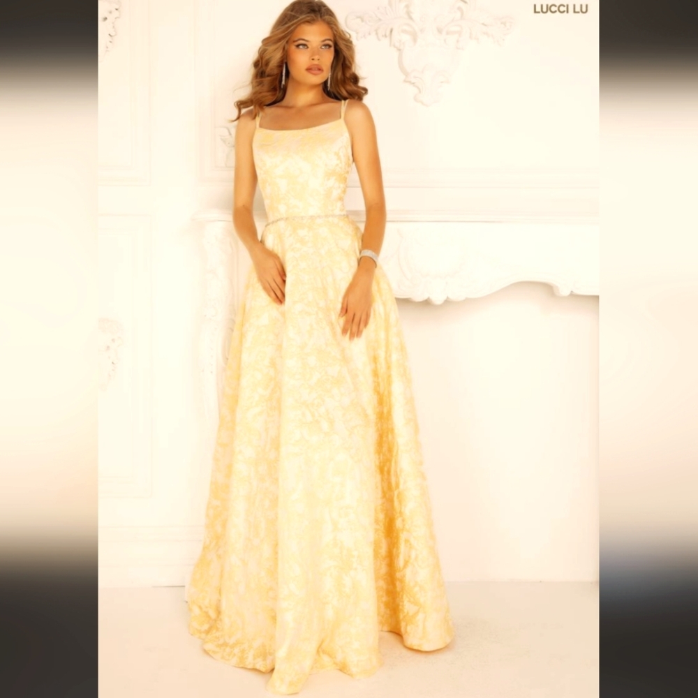 Lucci Lu formal gown in light yellow NWOT size 6